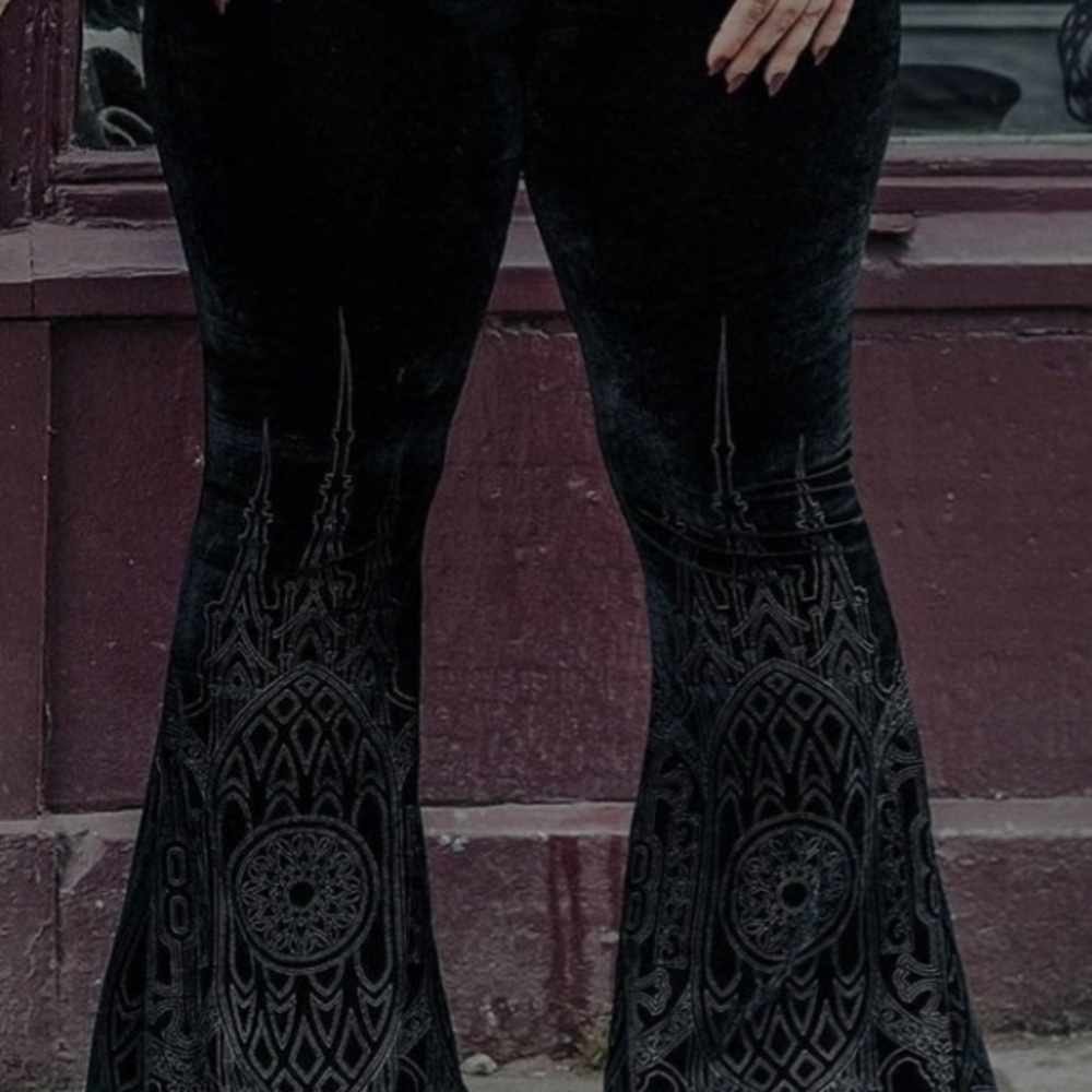 ISO: De La soulless Flares In Medium Or Large! Please Lmk (: Killstar